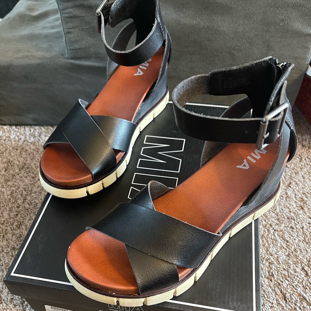 MIA “Lauri Wedge” size 7 1/2 black leather sandals summer strap buckle